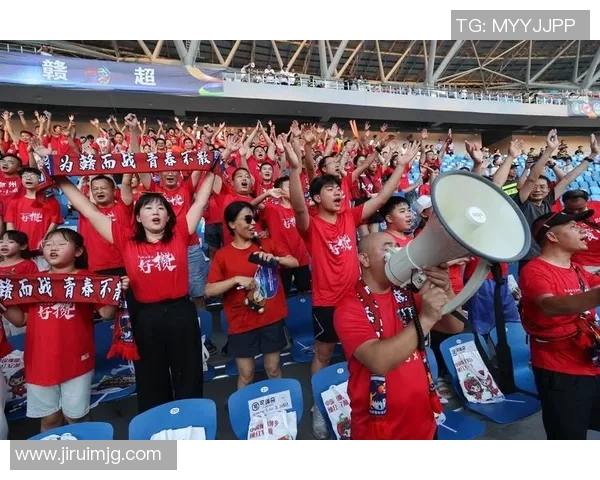 足球明星带女儿采访展现亲子情深与运动魅力的温馨瞬间